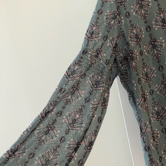 Maurices Size 1 (16-18) Sheer Print Blouse w/bell sleeve and grommet tie front. - Picture 7 of 8